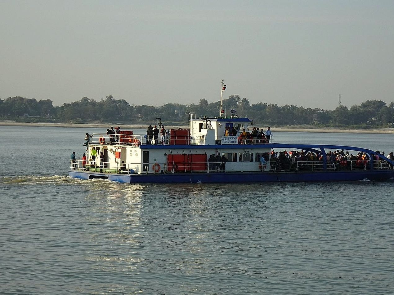 Grupo de viajantes em pequena barca no coração da natureza selvagem